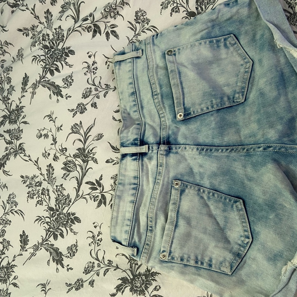 F21 Acid Wash Shorts - Picture 4 of 5